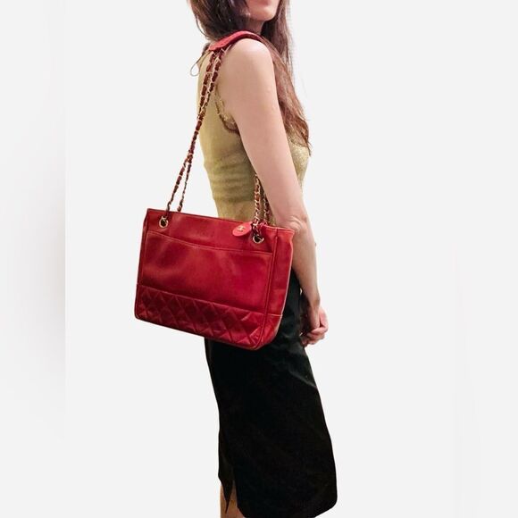 CHANEL Red Shoulder Bag with Timeless Elegance - Picture 2 of 16